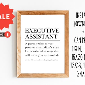 Könnte beinhalten: Ein gerahmter Druck mit dem Text "EXECUTIVE ASSISTANT" in schwarzer Schrift. Darunter steht die Definition: "Eine Person, die Probleme löst, von denen Sie nicht einmal wussten, dass sie existieren, auf eine Weise, die Sie in Erstaunen versetzen wird." In verschiedenen Größen erhältlich.