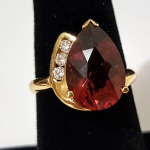Anello unico nel suo genere con granato e oro