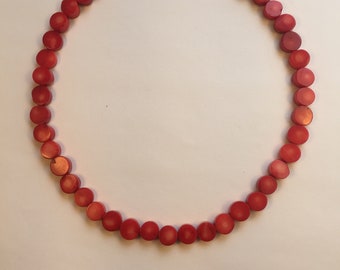 Sommerfeeling. Kurze Halskette aus roten runden Korallenscheiben. Am Verschluss gefasst in Silber mit weißen Muschelscheiben