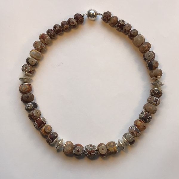 Oeil de Bouddha. Collier élégant en agate tibétaine et argent véritable