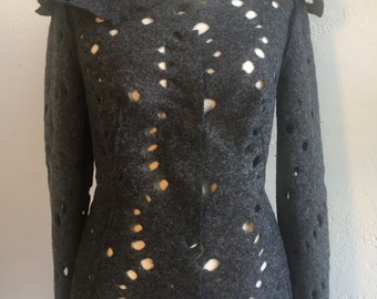 Veste Nessi. Veste en laine raffinée par PRADA. Nouvelle pièce de designer unique. Collier asymétrique.