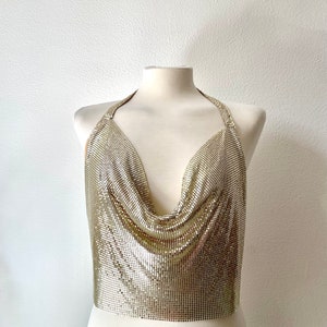 Top de metal dorado Delphine / malla de malla para fiestas, salidas, discotecas, lentejuelas, diamantes de imitación, festivales, ropa de verano, vacaciones, rave