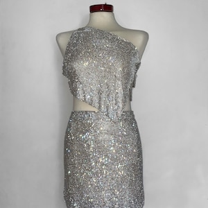 Conjunto Nebula (plateado): conjunto de dos piezas de top y falda, malla de cristal, look para salir de fiesta, lentejuelas, festival, atuendo rave Y2K