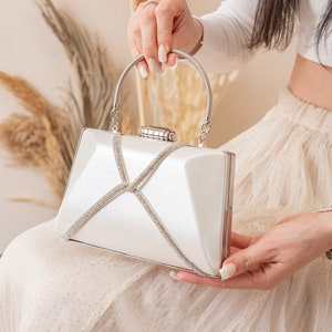 Brauttasche mit Strasssteinen und Perlen, personalisierte Hochzeitstasche im stilvollen Design Bild 1