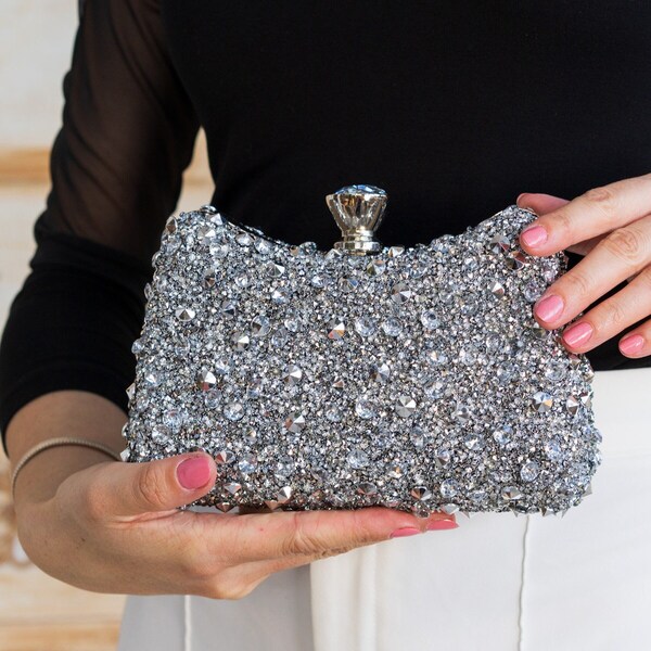 Bolso de lujo con detalles plateados adornado con piedras plateadas para bodas y ocasiones especiales