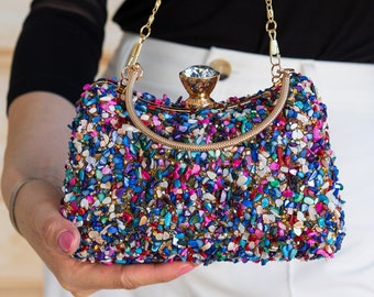 Bolso de lujo con detalles dorados adornado con piedras arcoíris para bodas y ocasiones especiales