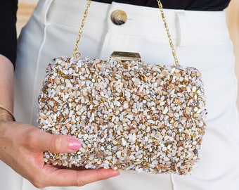 Elegante bolso de mano para novia y noche con detalles dorados grabados a mano y piedras preciosas brillantes