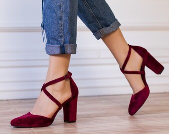 Tacones altos cruzados de terciopelo rojo oscuro: perfectos para novias y elegancia esmeralda