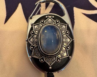 Carrete retráctil para insignias de piedra lunar plateada