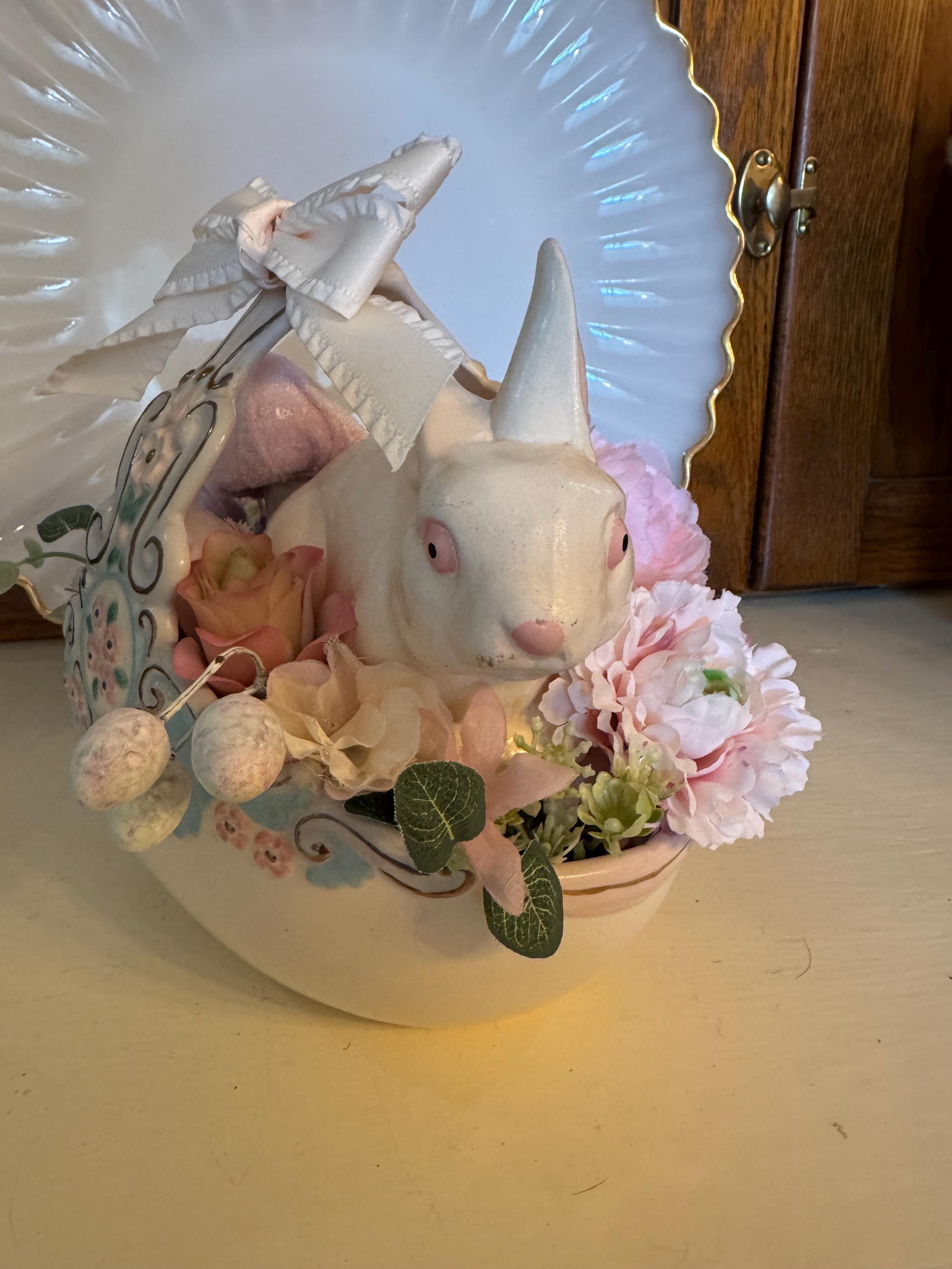 ウサギ、キノコ、花が入ったヴィンテージイースターアサンブラージュ