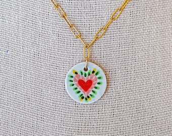 Charm de corazón folklórico de Kacey Musgraves