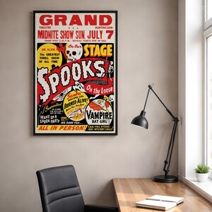 K&ouml;nnte beinhalten: Ein rechteckiges Poster im Vintage-Stil mit dem Titel Grand Theatre Midnite Show Sun. July 7 und dem Text Spooks On the Loose. Das Grafikdesign zeigt einen Totenkopf, ein Skelett, ein Vampir-Fledermaus-M&auml;dchen sowie eine rote, gelbe und schwarze Schrift.
