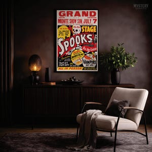 K&ouml;nnte beinhalten: Ein Filmplakat im Vintage-Stil mit dem Titel Grand Theatre Midnite Show Sun July 7 Spooks On The Loose, das einen Totenkopf, ein Vampir-Fledermaus-M&auml;dchen und eine auff&auml;llige Typografie in Rot, Gelb und Schwarz zeigt. Das Plakat h&auml;ngt in einem dunklen Raum.