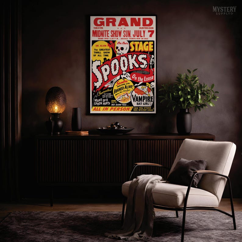 K&ouml;nnte beinhalten: Ein Filmplakat im Vintage-Stil mit dem Titel Grand Theatre Midnite Show Sun July 7 Spooks On The Loose, das einen Totenkopf, ein Vampir-Fledermaus-M&auml;dchen und eine auff&auml;llige Typografie in Rot, Gelb und Schwarz zeigt. Das Plakat h&auml;ngt in einem dunklen Raum.