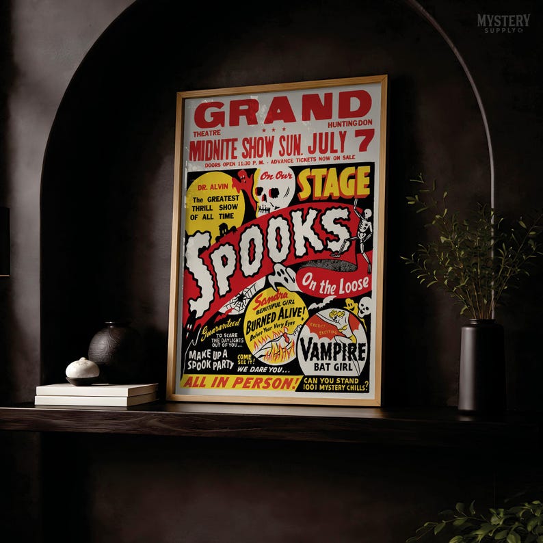 K&ouml;nnte beinhalten: Ein gerahmtes Theaterplakat im Vintage-Stil mit der Aufschrift Grand Theatre Midnite Show Sun July 7 Spooks On The Loose. Die Grafik zeigt einen Totenkopf, ein Skelett, ein Spinnennetz und Text, der eine Gruselshow mit Vampir-Fledermaus-M&auml;dchen bewirbt.