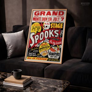 K&ouml;nnte beinhalten: Ein gerahmtes Horrorfilmplakat im Vintage-Stil mit dem Titel SPOOKS ON THE LOOSE, das einen Totenkopf, ein Vampir-Fledermaus-M&auml;dchen und kr&auml;ftige rote, gelbe und schwarze Schriftz&uuml;ge zeigt. Das Plakat bewirbt eine Mitternachtsvorstellung am 7. Juli.