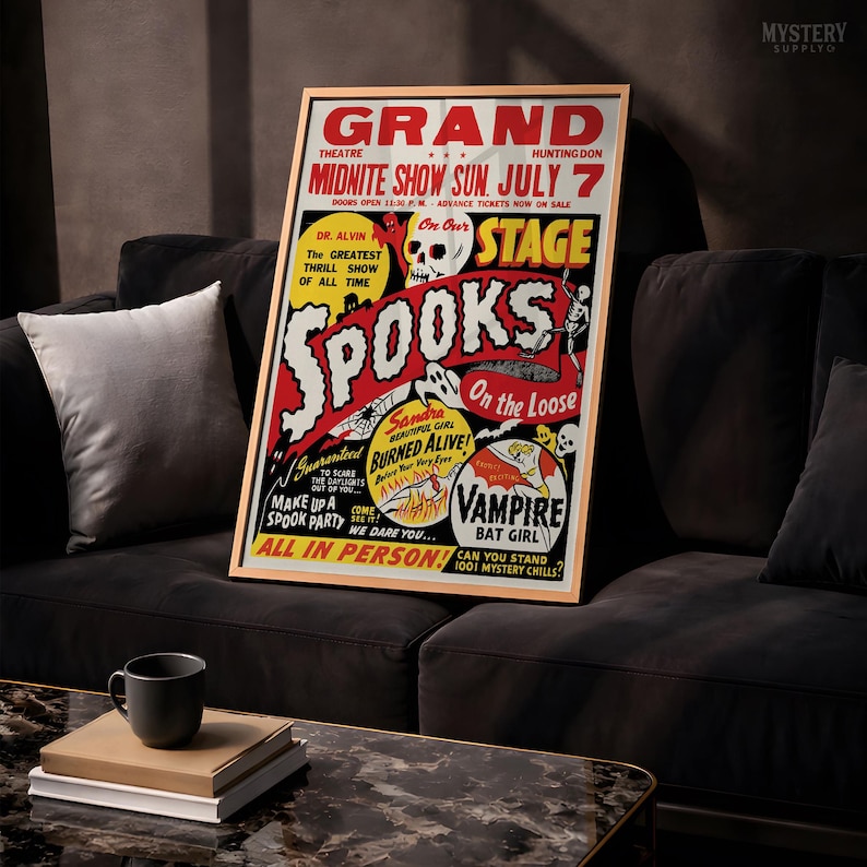 K&ouml;nnte beinhalten: Ein gerahmtes Horrorfilmplakat im Vintage-Stil mit dem Titel SPOOKS ON THE LOOSE, das einen Totenkopf, ein Vampir-Fledermaus-M&auml;dchen und kr&auml;ftige rote, gelbe und schwarze Schriftz&uuml;ge zeigt. Das Plakat bewirbt eine Mitternachtsvorstellung am 7. Juli.