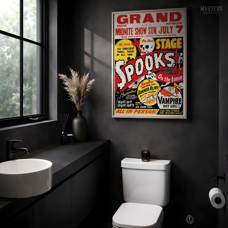 K&ouml;nnte beinhalten: Ein rechteckiges Poster in einem hellen Holzrahmen mit einer Vintage-Horrorfilm-Werbung in roten, gelben und schwarzen Grafiken. Der Text enth&auml;lt Grand Theatre, Midnite Show, Sun July 7, Spooks und Vampire Bat Girl auf wei&szlig;em Hintergrund.