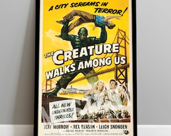 Könnte beinhalten: Ein Vintage-Filmplakat für den Film "The Creature Walks Among Us". Das Plakat zeigt eine grüne Kreatur, die einen Mann in der Luft hält, vor einem gelben Hintergrund mit einer Brücke im Hintergrund. Der Text auf dem Plakat lautet: "Eine Stadt schreit vor Angst! Die Kreatur geht unter uns. Ganz neue Unterwasser-Thriller!"