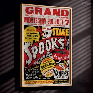 K&ouml;nnte beinhalten: Ein Plakat im Vintage-Stil f&uuml;r eine Grand Theatre Show mit dem Titel Spooks on the Loose. Das Design zeigt fetten roten und gelben Text, eine Totenkopf-Illustration, ein Spinnennetz und eine Grafik eines Vampir-Fledermaus-M&auml;dchens auf cremefarbenem Grund.