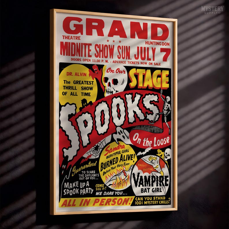 K&ouml;nnte beinhalten: Ein Plakat im Vintage-Stil f&uuml;r eine Grand Theatre Show mit dem Titel Spooks on the Loose. Das Design zeigt fetten roten und gelben Text, eine Totenkopf-Illustration, ein Spinnennetz und eine Grafik eines Vampir-Fledermaus-M&auml;dchens auf cremefarbenem Grund.