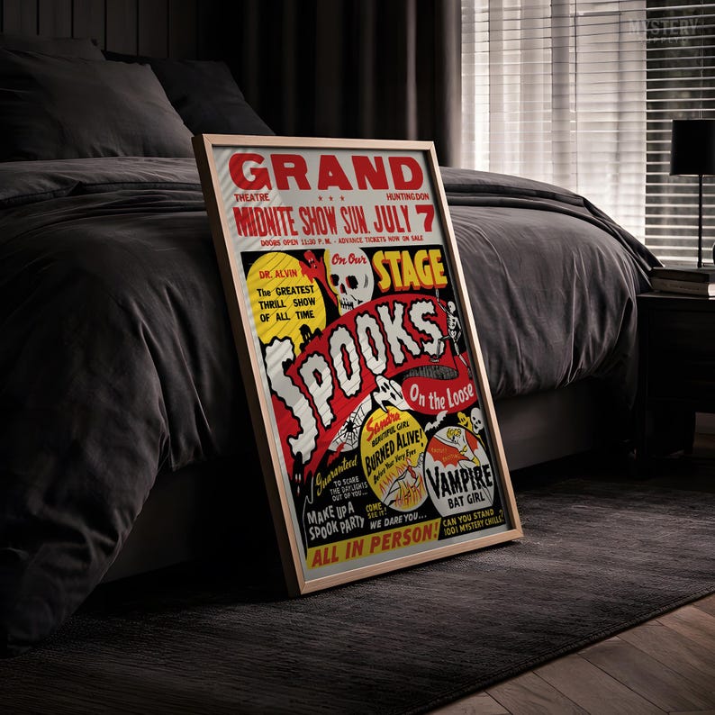 K&ouml;nnte beinhalten: Ein gerahmtes Poster im Vintage-Stil mit dem Titel SPOOKS ON THE LOOSE, das kr&auml;ftige rote, gelbe und schwarze Grafiken aufweist. Der Text enth&auml;lt GRAND THEATRE, MIDNITE SHOW SUN. JULY 7 und erw&auml;hnt VAMPIRE BAT GIRL, mit Abbildungen von Totenkopf und Geistern.
