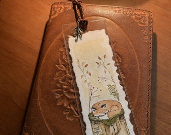 Marcapáginas de zorro durmiente pintado a mano, acuarela original sobre papel teñido con té, regalo ideal para amantes de los libros y los bosques.
