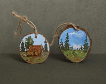 Juego de 2 adornos de bosque pintados a mano, rodajas de madera de 6,35 cm (2,5 pulgadas), diseño de cabaña y pradera.