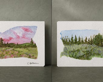 Mini paisaje en acuarela de doble cara, 3,5 x 5,5 cm. Arte original de montaña y flores silvestres.