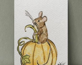Mini acuarela original de ratón, 3,5 x 5,5 cm. Arte de calabaza otoñal – El guardián de la calabaza.