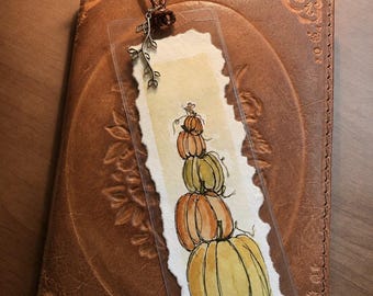 Marcapáginas pintado a mano con ratón y calabaza, acuarela original sobre papel teñido con té, regalo otoñal para amantes de los libros.