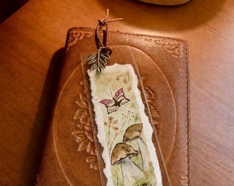 Marcapáginas pintado a mano con mariposa y seta, acuarela original sobre papel teñido con té, regalo ideal para amantes de los libros con temática de bosque.