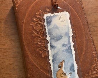 Marcapáginas de zorro pintado a mano, acuarela original sobre papel teñido con té, regalo para amantes de los libros con diseño de luna creciente.