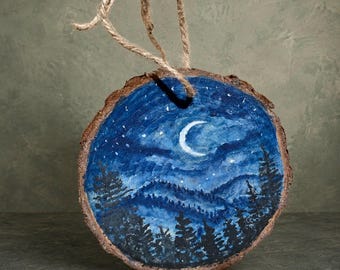 Adorno de Catskills pintado a mano, rodaja de madera de 10 cm con diseño de montaña y luna.