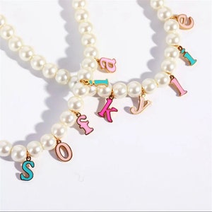 Colar de pérolas com nome personalizado, letras de esmalte, colar de pérolas, letras douradas, joias à prova d'água, presente para namorada, presente para melhor amiga, presente descolado