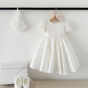 Robe de baptême courte en mikado en dentelle avec perles, tenue de baptême, robe de baptême, robe de bébé fille, robe de demoiselle d'honneur