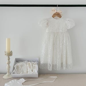 Robe de baptême courte en dentelle avec perles, tenue pour bébé fille, boîte cadeau de baptême, robe de baptême, cadeau pour nouveau-né