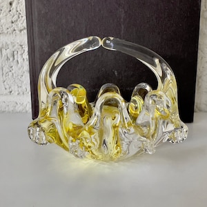 Kleine vintage geblazen mand van helder en geel glas