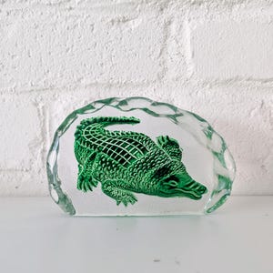 Vintage Glas-Alligator-Plakette | Dreidimensionale Pressglasplakette eines grünen Alligators oder Krokodils
