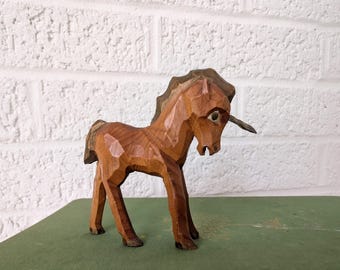 Vintage handgesneden houten eenhoornbeeldje