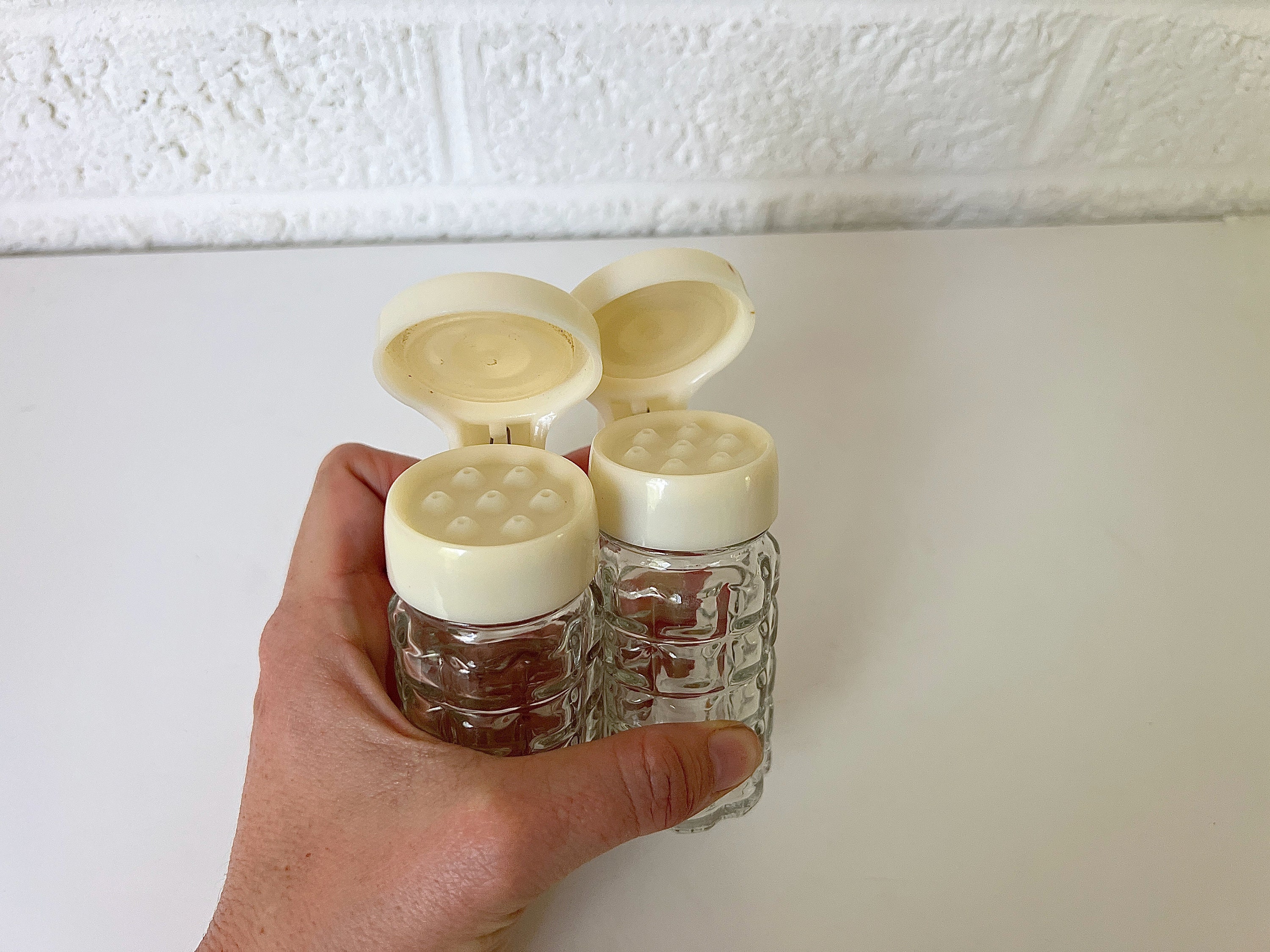 ヴィンテージガラス製ソルト＆ペッパーシェーカー、ヒンジ付き蓋付き