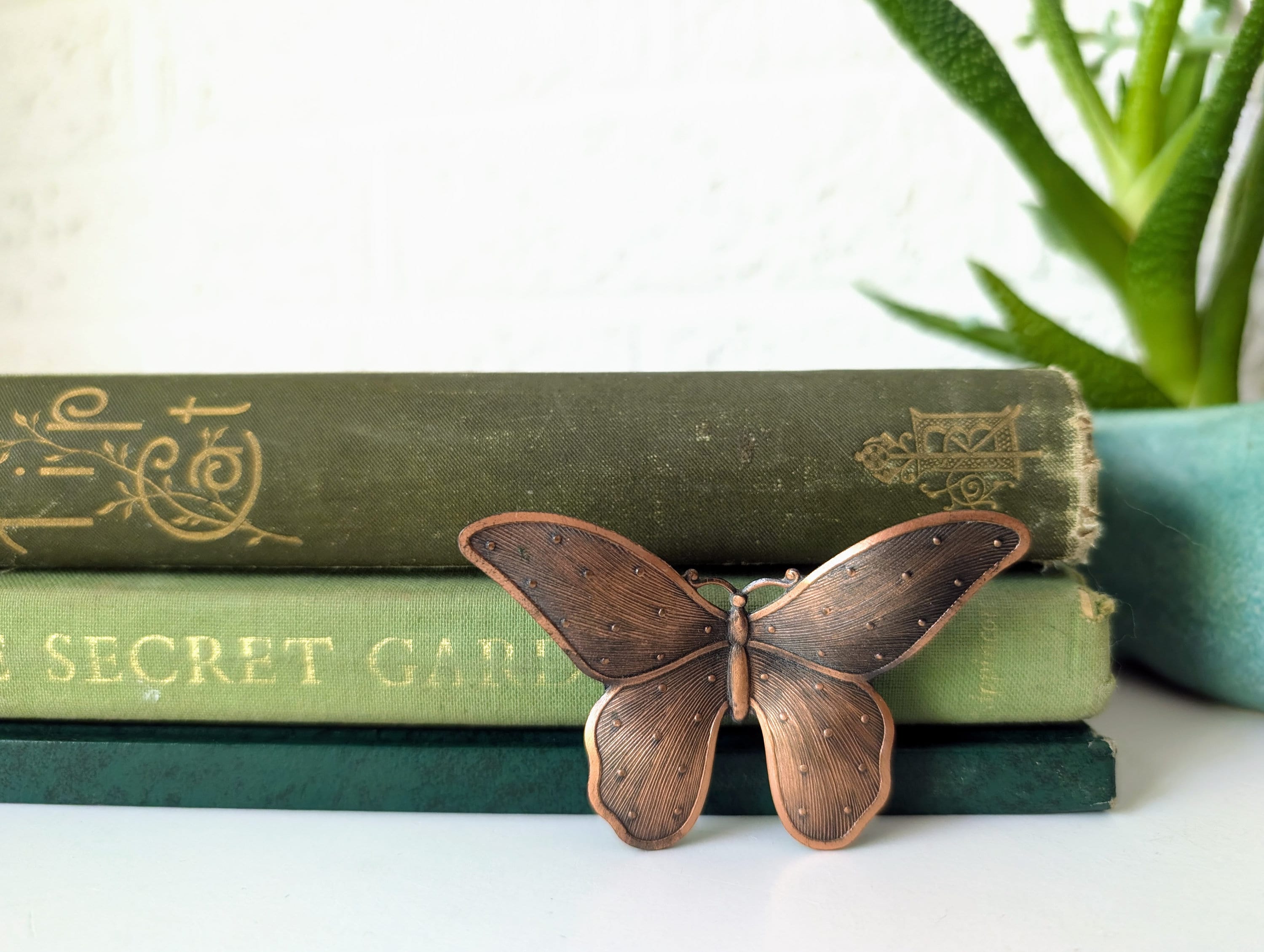 Pins Abeille | Broche Fantaisie Femme Pour Vêtement Décolleté | Broche Insecte Coccinelle Femme, Papillon, Libellule, Fleur | Pin's Bijoux Élégant Mode | Broches Abeilles Original Argentée