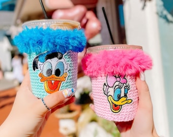 Donald Duck Daisy Duck tasse douillette | manche de coupe | pochette café | tasse au crochet confortable | bonnet en tricot douillet | cadeaux pour les fans de Disney