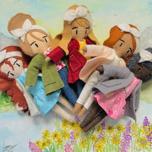 Puede incluir: Cinco muñecas de fieltro con cabello y ropa de diferentes colores. Las muñecas llevan diferentes atuendos, incluyendo una chaqueta roja, una chaqueta verde, una chaqueta blanca, una chaqueta gris y un vestido rosa. Las muñecas están dispuestas en círculo sobre un fondo blanco con flores.