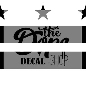 Könnte beinhalten: Schwarzweißes Logo mit drei Sternen und dem Text "The Drone Decal Shop".