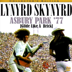 Puede incluir: Una portada de DVD para una película de concierto de Lynyrd Skynyrd titulada "Asbury Park '77 [Glide Like A Brick]" con una foto en blanco y negro de la banda actuando frente a una gran multitud.