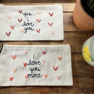 Middelgrote, handgeborduurde valentijnstassen | make-uptasje | reisportemonnee | Multifunctioneel zakje