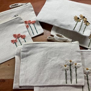 Extra kleines, handbesticktes Sonnenblumen Täschchen | Clutch mit Reißverschluss | Alltagstasche