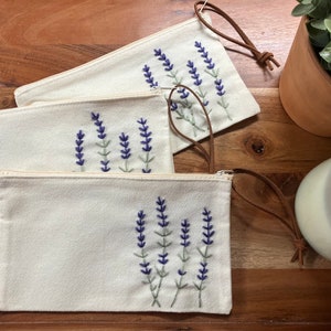 Bolso mediano con flores de lavanda bordadas a mano / neceser / cartera de viaje / bolsa multiusos