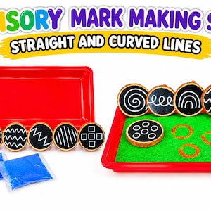 Peut inclure: Ensembles de traçage sensoriel avec le texte SENSORY MARK MAKING SETS STRAIGHT AND CURVED LINES. Comprend deux plateaux en plastique rouge, un rempli de sable vert, six disques en bois circulaires avec des motifs blancs et deux sachets de sable bleu.